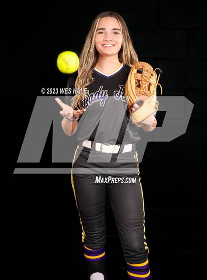 Thumbnail 3 in DeSoto Central (Senior Photoshoot) photogallery.