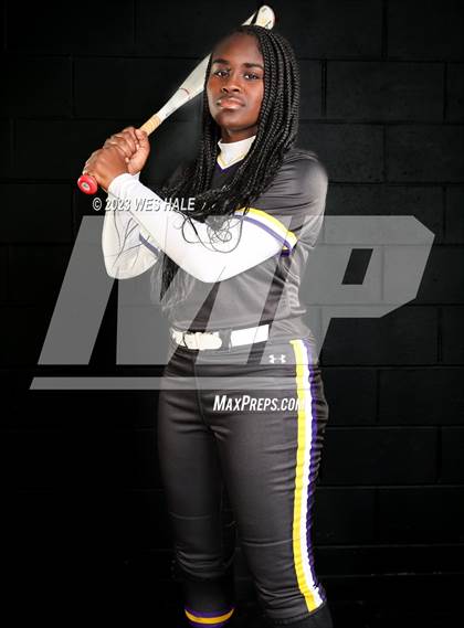 Thumbnail 2 in DeSoto Central (Senior Photoshoot) photogallery.