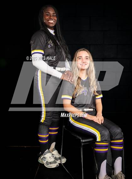 Thumbnail 3 in DeSoto Central (Senior Photoshoot) photogallery.