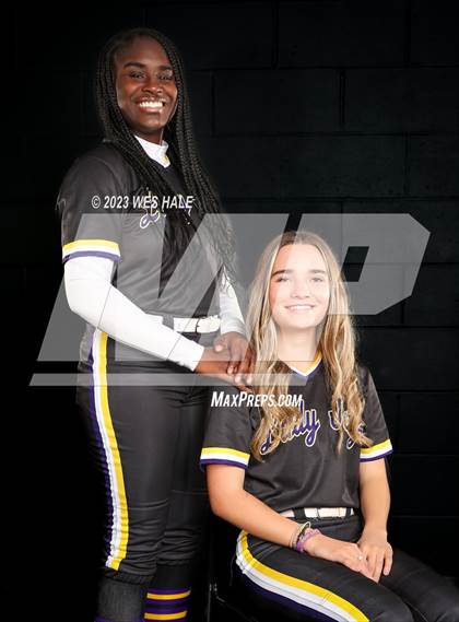 Thumbnail 1 in DeSoto Central (Senior Photoshoot) photogallery.