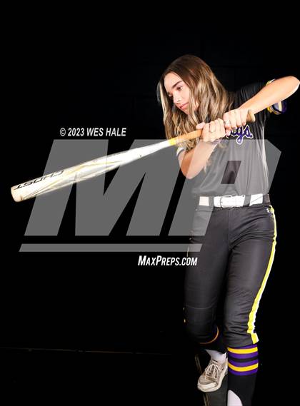Thumbnail 3 in DeSoto Central (Senior Photoshoot) photogallery.