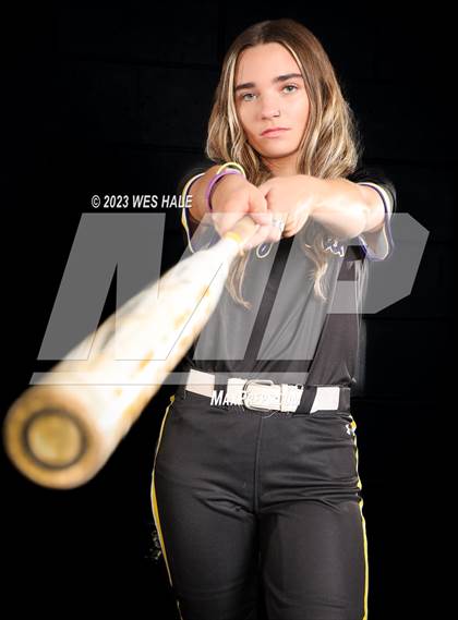 Thumbnail 1 in DeSoto Central (Senior Photoshoot) photogallery.