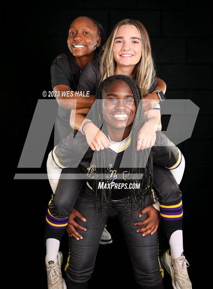Thumbnail 3 in DeSoto Central (Senior Photoshoot) photogallery.