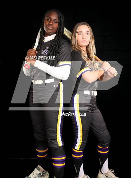 Thumbnail 1 in DeSoto Central (Senior Photoshoot) photogallery.