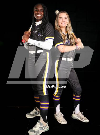 Thumbnail 2 in DeSoto Central (Senior Photoshoot) photogallery.