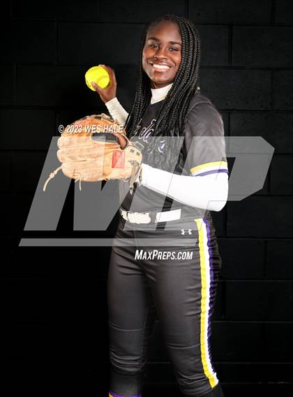Thumbnail 3 in DeSoto Central (Senior Photoshoot) photogallery.