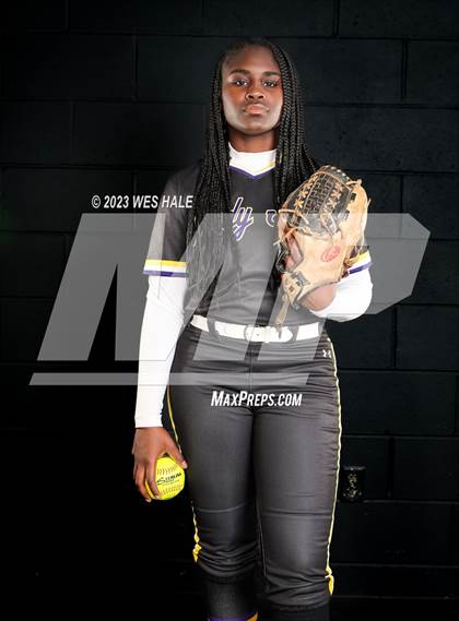 Thumbnail 1 in DeSoto Central (Senior Photoshoot) photogallery.