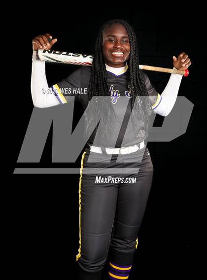 Thumbnail 1 in DeSoto Central (Senior Photoshoot) photogallery.