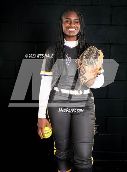 Thumbnail 2 in DeSoto Central (Senior Photoshoot) photogallery.