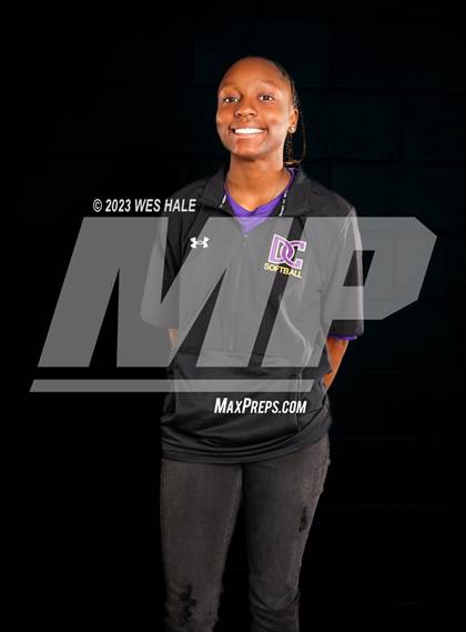 Thumbnail 1 in DeSoto Central (Senior Photoshoot) photogallery.