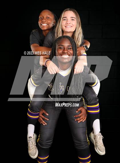 Thumbnail 1 in DeSoto Central (Senior Photoshoot) photogallery.