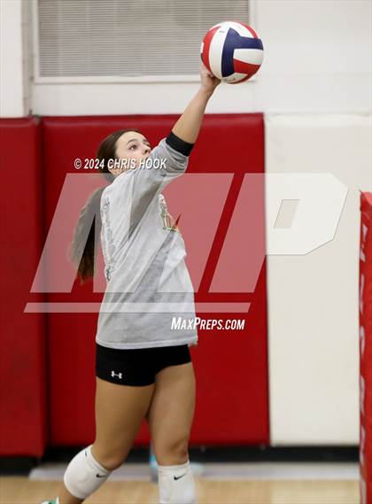 Thumbnail 3 in Marcos de Niza vs Mogollon (The Florence VB Invitational) photogallery.
