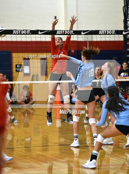 Thumbnail 3 in Kahuku vs Villa Park (Durango Fall Classic) photogallery.