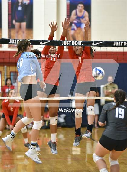 Thumbnail 1 in Kahuku vs Villa Park (Durango Fall Classic) photogallery.
