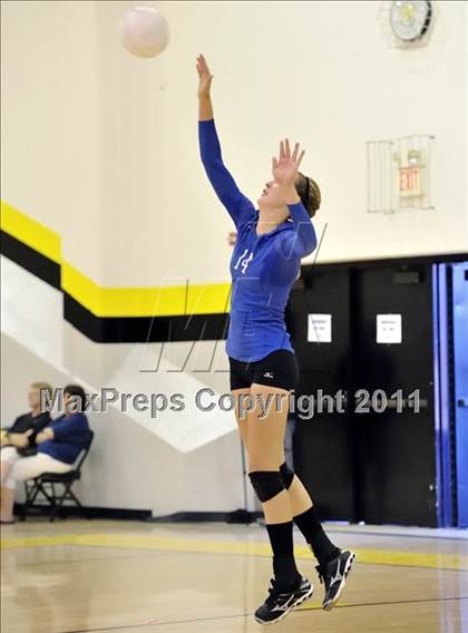 Thumbnail 3 in Bishop Montgomery vs Frontier (Aloha Cougar Classic) photogallery.