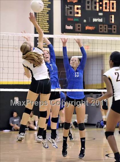 Thumbnail 2 in Bishop Montgomery vs Frontier (Aloha Cougar Classic) photogallery.