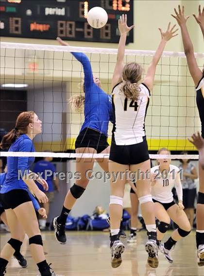 Thumbnail 2 in Bishop Montgomery vs Frontier (Aloha Cougar Classic) photogallery.