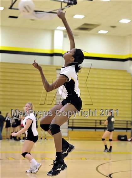 Thumbnail 3 in Bishop Montgomery vs Frontier (Aloha Cougar Classic) photogallery.
