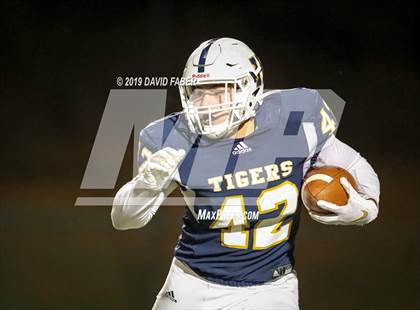 Thumbnail 3 in Oil City vs. Hollidaysburg photogallery.