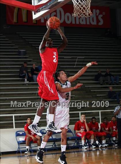 Thumbnail 2 in Taft vs Pasadena (McDonalds Texas Invitational) photogallery.