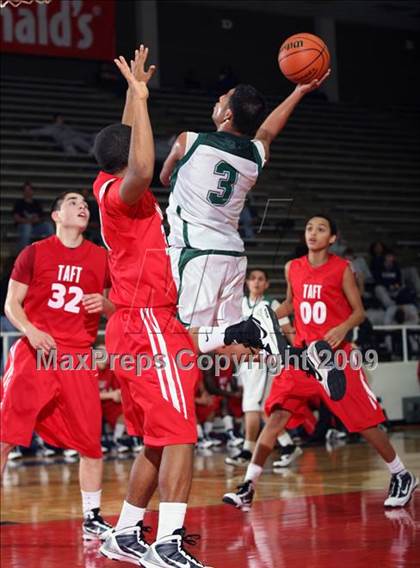 Thumbnail 1 in Taft vs Pasadena (McDonalds Texas Invitational) photogallery.
