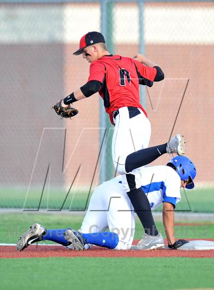 Thumbnail 2 in Windthorst vs Trenton (UIL 1A Region 2 Finals) photogallery.