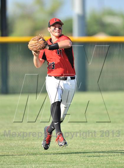 Thumbnail 2 in Windthorst vs Trenton (UIL 1A Region 2 Finals) photogallery.