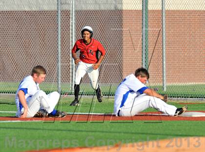 Thumbnail 1 in Windthorst vs Trenton (UIL 1A Region 2 Finals) photogallery.