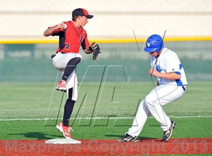 Thumbnail 2 in Windthorst vs Trenton (UIL 1A Region 2 Finals) photogallery.