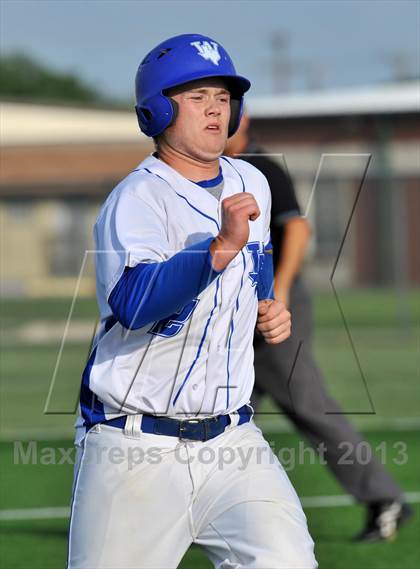 Thumbnail 1 in Windthorst vs Trenton (UIL 1A Region 2 Finals) photogallery.