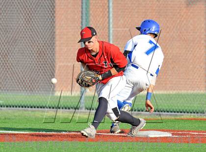 Thumbnail 1 in Windthorst vs Trenton (UIL 1A Region 2 Finals) photogallery.