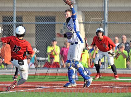 Thumbnail 2 in Windthorst vs Trenton (UIL 1A Region 2 Finals) photogallery.