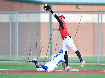Thumbnail 3 in Windthorst vs Trenton (UIL 1A Region 2 Finals) photogallery.