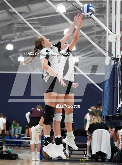 Thumbnail 1 in Giddings vs. Freeman (Legends Invitational) photogallery.