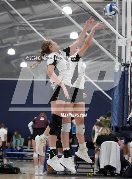Thumbnail 2 in Giddings vs. Freeman (Legends Invitational) photogallery.