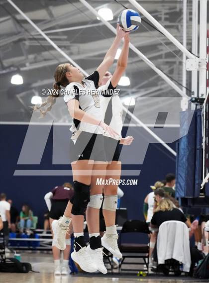 Thumbnail 3 in Giddings vs. Freeman (Legends Invitational) photogallery.