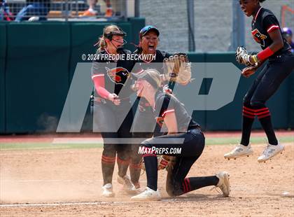 Thumbnail 2 in Melissa vs. Harlingen South (UIL 5A Softball Final) photogallery.