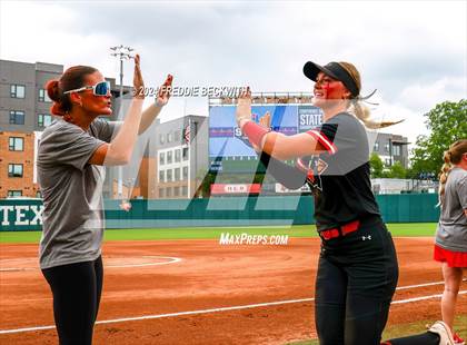 Thumbnail 1 in Melissa vs. Harlingen South (UIL 5A Softball Final) photogallery.