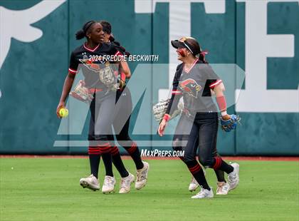 Thumbnail 3 in Melissa vs. Harlingen South (UIL 5A Softball Final) photogallery.