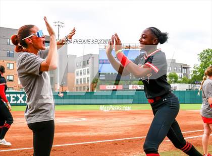 Thumbnail 1 in Melissa vs. Harlingen South (UIL 5A Softball Final) photogallery.