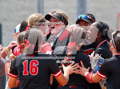 Thumbnail 1 in Melissa vs. Harlingen South (UIL 5A Softball Final) photogallery.