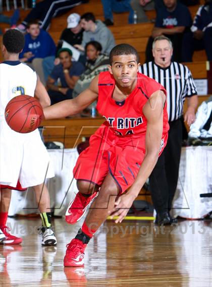 Thumbnail 1 in St. Rita vs Lake Clifton (Spalding Hoophall Classic) photogallery.
