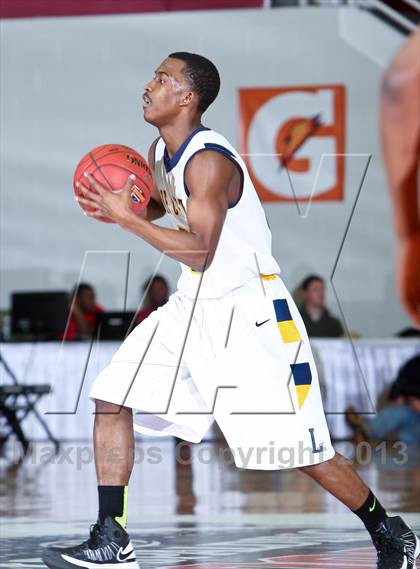 Thumbnail 2 in St. Rita vs Lake Clifton (Spalding Hoophall Classic) photogallery.