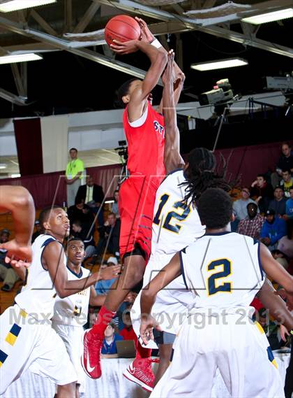 Thumbnail 3 in St. Rita vs Lake Clifton (Spalding Hoophall Classic) photogallery.