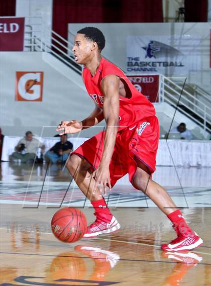 Thumbnail 2 in St. Rita vs Lake Clifton (Spalding Hoophall Classic) photogallery.