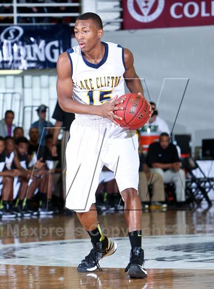 Thumbnail 1 in St. Rita vs Lake Clifton (Spalding Hoophall Classic) photogallery.