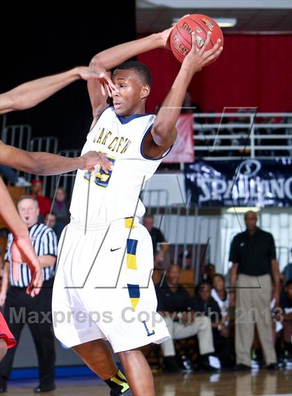 Thumbnail 1 in St. Rita vs Lake Clifton (Spalding Hoophall Classic) photogallery.