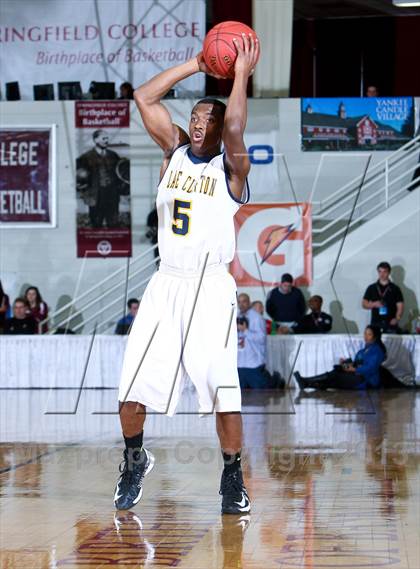 Thumbnail 2 in St. Rita vs Lake Clifton (Spalding Hoophall Classic) photogallery.