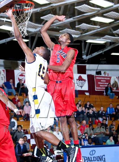Thumbnail 3 in St. Rita vs Lake Clifton (Spalding Hoophall Classic) photogallery.