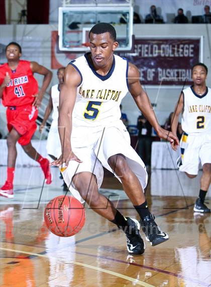 Thumbnail 3 in St. Rita vs Lake Clifton (Spalding Hoophall Classic) photogallery.